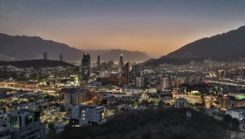 Atardecer ciudad entre montañas